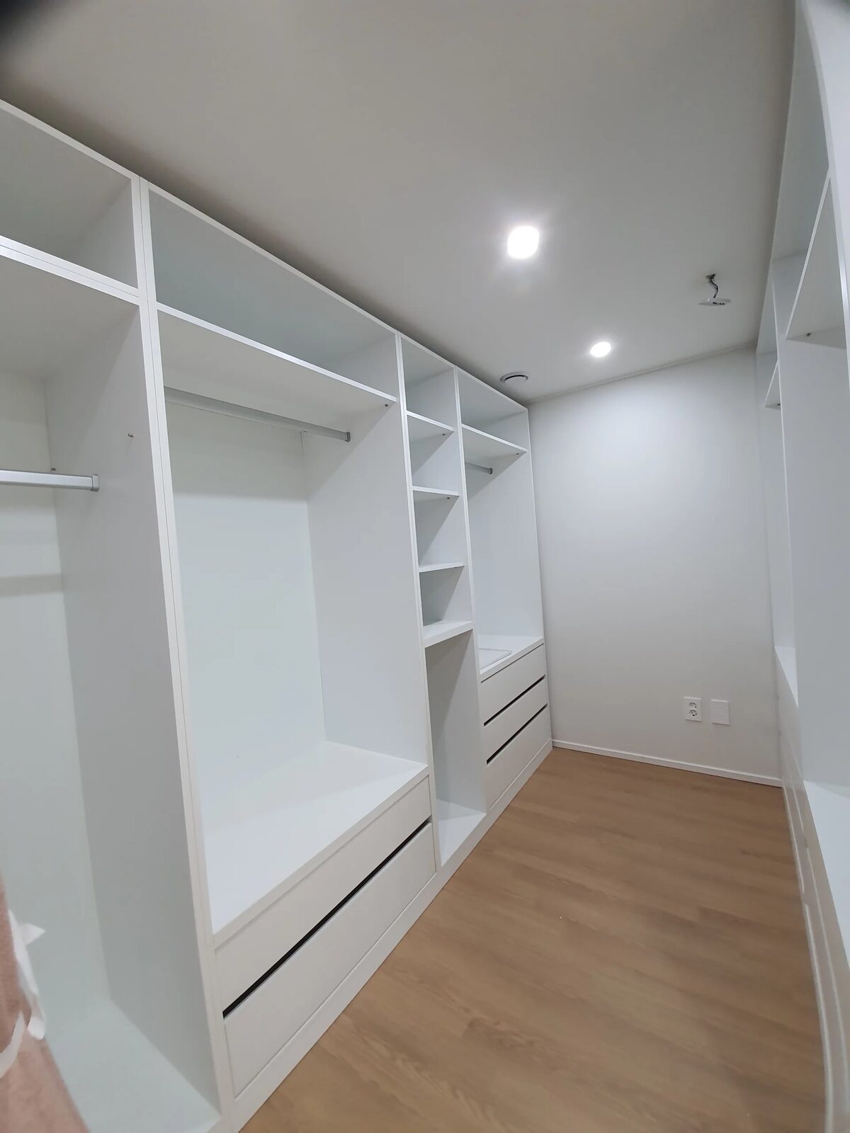 맞춤 수납장을 제작한 드레스룸 시공 현장